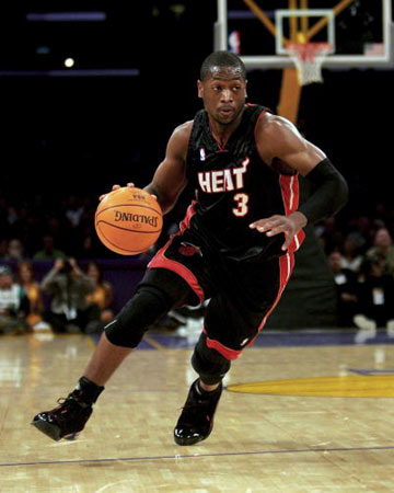 图片报：勒沃库森遭遇多次意外事件，到达曼市时已延误数小时（图片报：勒沃库森旅途波折不断，抵达曼市延误数小时）