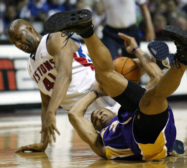 八村塁：看到浓眉身穿蓝色球衣而不是黄色，我还是会感觉奇怪（八村塁：浓眉穿蓝衣而非黄衣时，我依然觉得不习惯）