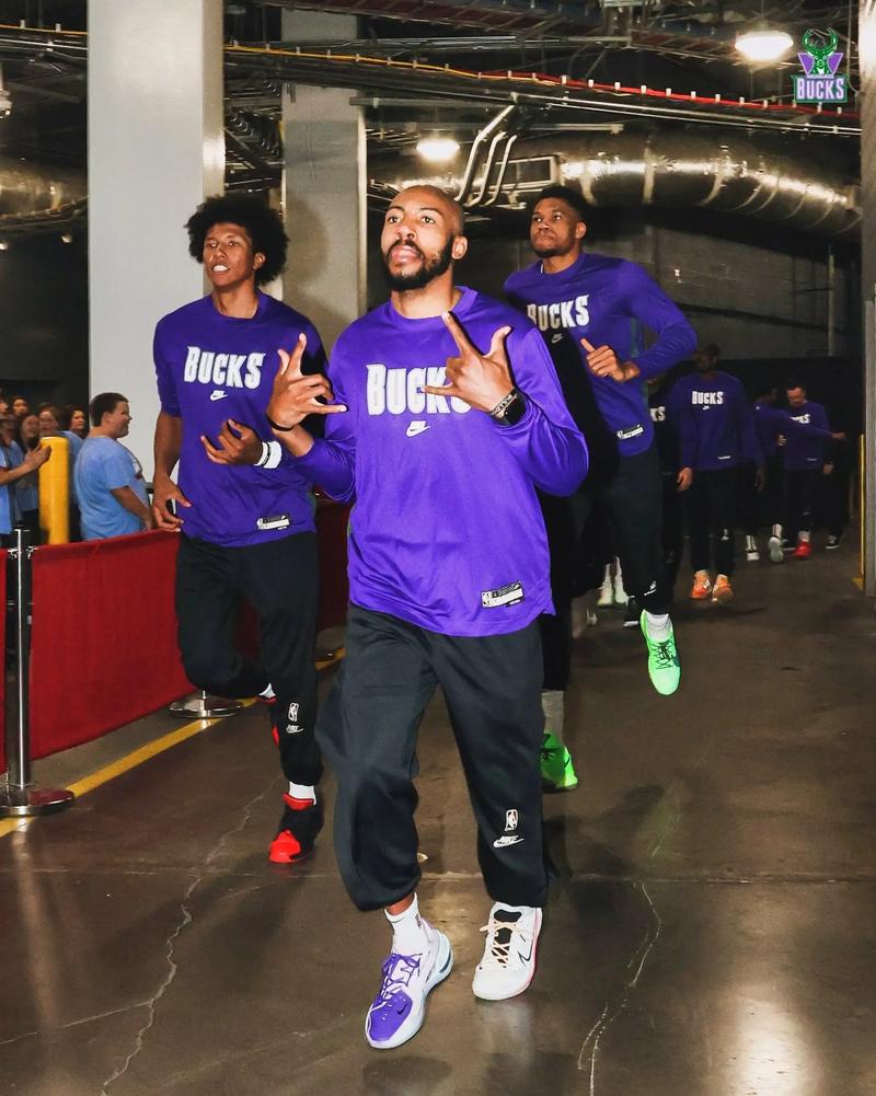 核心缺阵！布克因伤缺席对雷霆的NBA杯关键战（布克因伤无缘对雷霆的NBA杯关键一战）