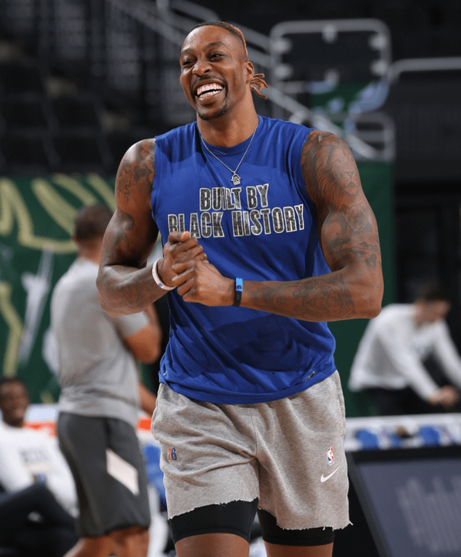 和双小外配合来电！王哲林：主动适应他们球路，慢慢寻找配合感觉（与双小外磨合见成效！王哲林：主动融入其打法，逐步找到默契）