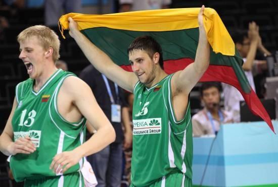 足球国足公布出征名单，多名主力如期入选（国足公布出征名单，多位主力顺利入选）