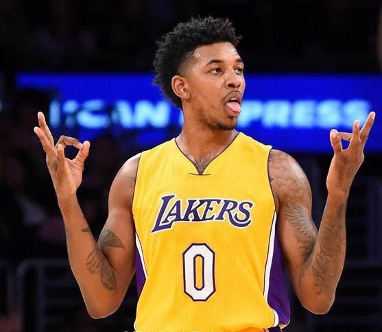 科尔：库里看起来棒极了 无论是移动还是节奏都很好（科尔盛赞库里状态极佳：移动灵活、节奏出众）