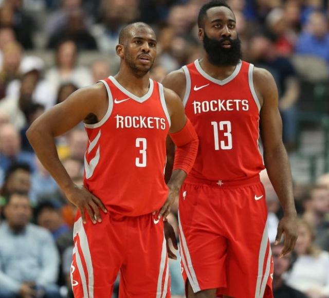 太开心了，马斯切拉诺赛后发布会上遭球员们啤酒浴“突袭”（赛后发布会大欢乐：球员突袭为马斯切拉诺献上啤酒浴）