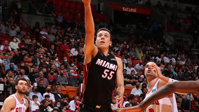 终于有正面贡献！杨瀚森前场板先助攻三分 然后快攻再助攻扣篮（杨瀚森迎来高光时刻：抢前场板助攻三分，快攻再送扣篮助攻）