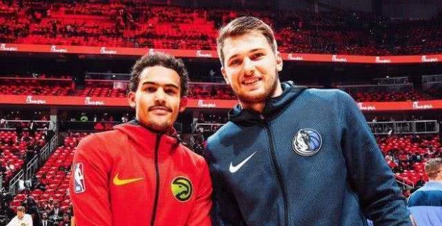 远在迈阿密心系罗马，托蒂和坎德拉用手机观看老东家焦点大战（托蒂与坎德拉身在迈阿密仍牵挂罗马，用手机观看老东家焦点之战）