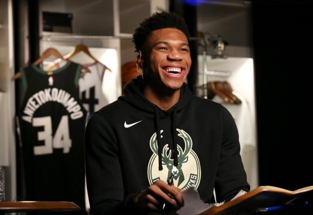 前锋关键进球锁定胜局（前锋破门奠定胜局）